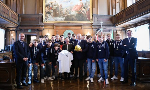 Il SINDACO, ROBERTO DIPIAZZA E L’ASSESSORE ALLO SPORT, ELISA LODI HANNO RICEVUTO LA FORMAZIONE ALLIEVI B DELLA PALLANUOTO TRIESTE, VINCITRICE DELLO SCUDETTO NELLE FINALI NAZIONALI