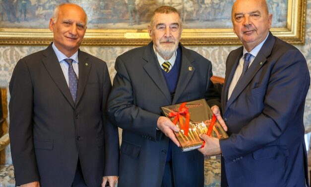 NEL SALOTTO AZZURRO DEL MUNICIPIO IL SINDACO HA RICEVUTO ANTONIO PALADINI, AUTORE DEL LIBRO “PIAZZE E MERCATI DELLA VECCHIA TRIESTE”