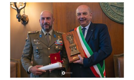 IL SINDACO, ROBERTO DIPIAZZA HA CONFERITO LA CITTADINANZA ONORARIA AL COMANDO MILITARE ESERCITO FRIULI VENEZIA GIULIA NEL CORSO DI UNA CERIMONIA OSPITATA NELLA SALA DEL CONSIGLIO