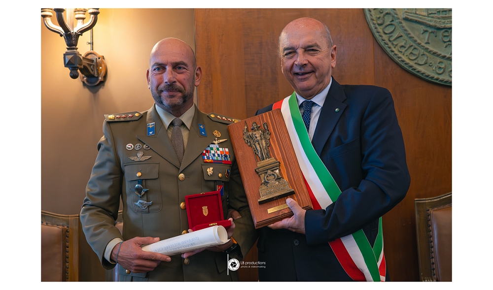 IL SINDACO, ROBERTO DIPIAZZA HA CONFERITO LA CITTADINANZA ONORARIA AL COMANDO MILITARE ESERCITO FRIULI VENEZIA GIULIA NEL CORSO DI UNA CERIMONIA OSPITATA NELLA SALA DEL CONSIGLIO
