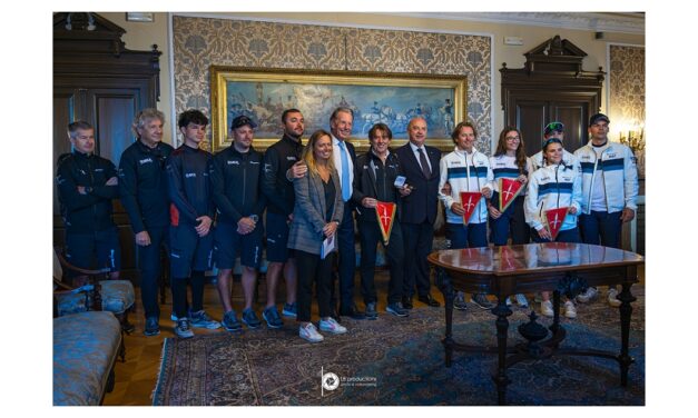 IL SINDACO DIPIAZZA HA CONFERITO LA MEDAGLIA BRONZEA DELLA CITTÀ DI TRIESTE AL FAST AND FURIO SAILING TEAM FONDATO E DIRETTO DA FURIO BENUSSI NELLA RICORRENZA DEI VENT’ANNI DALLA PRIMA VITTORIA ALLA BARCOLANA