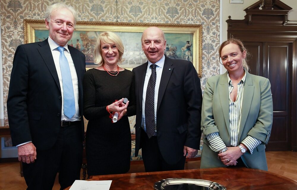 ELENA GIANELLO RICEVE DAL SINDACO UN RICONOSCIMENTO PER IL SUO STRAORDINARIO LAVORO CON L’ASSOCIAZIONE CALICANTO