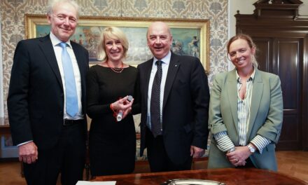 ELENA GIANELLO RICEVE DAL SINDACO UN RICONOSCIMENTO PER IL SUO STRAORDINARIO LAVORO CON L’ASSOCIAZIONE CALICANTO