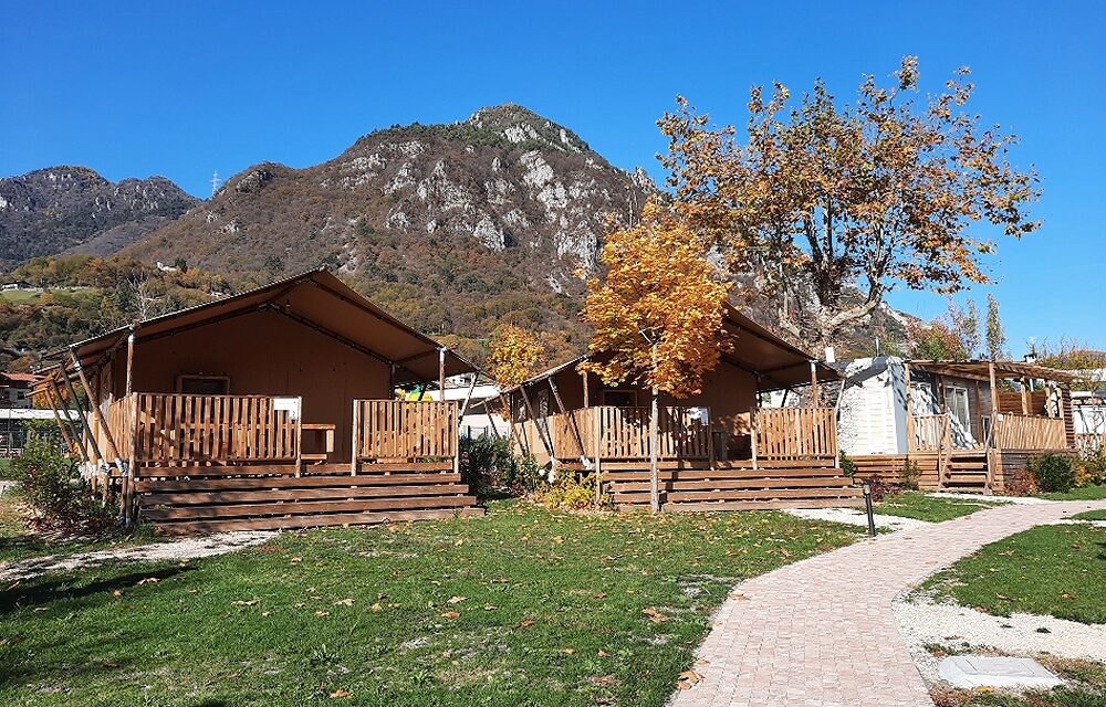 Il “lago segreto” della Lombardia che non dorme mai: al via la quinta stagione del Winter Glamping tra natura e comfort di lusso