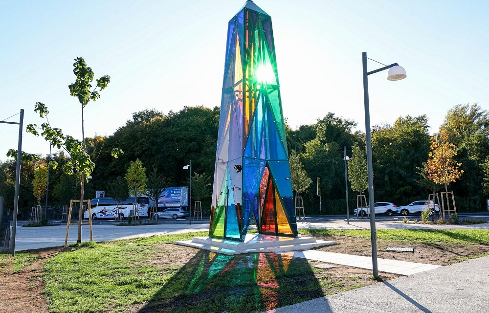 GO! 2025 – GORIZIA CAPITALE EUROPEA DELLA CULTURA: INAUGURATO “GO! PHARUS”, L’OBELISCO DELLA CULTURA NEL PIAZZALE DELLA CASA ROSSA