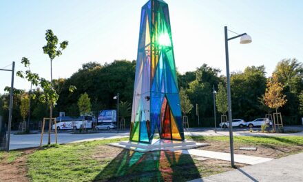 GO! 2025 – GORIZIA CAPITALE EUROPEA DELLA CULTURA: INAUGURATO “GO! PHARUS”, L’OBELISCO DELLA CULTURA NEL PIAZZALE DELLA CASA ROSSA