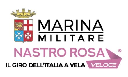 LA VELA AL CENTRO: IL MARINA MILITARE NASTRO ROSA TOUR INCONTRA LA BARCOLANA