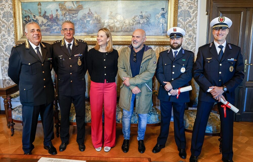 CONSEGNATO UN RICONOSCIMENTO AI DUE OPERATORI DELLA POLIZIA LOCALE, PROTAGONISTI DELL’INDAGINE CHE PORTATO ALL’IDENTIFICAZIONE DELL’AUTORE DEL DANNEGGIAMENTO DI BENI PUBBLICI IN PIAZZA GOLDONI