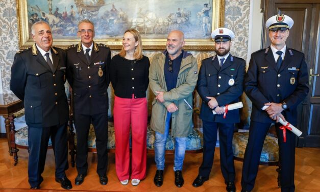 CONSEGNATO UN RICONOSCIMENTO AI DUE OPERATORI DELLA POLIZIA LOCALE, PROTAGONISTI DELL’INDAGINE CHE PORTATO ALL’IDENTIFICAZIONE DELL’AUTORE DEL DANNEGGIAMENTO DI BENI PUBBLICI IN PIAZZA GOLDONI