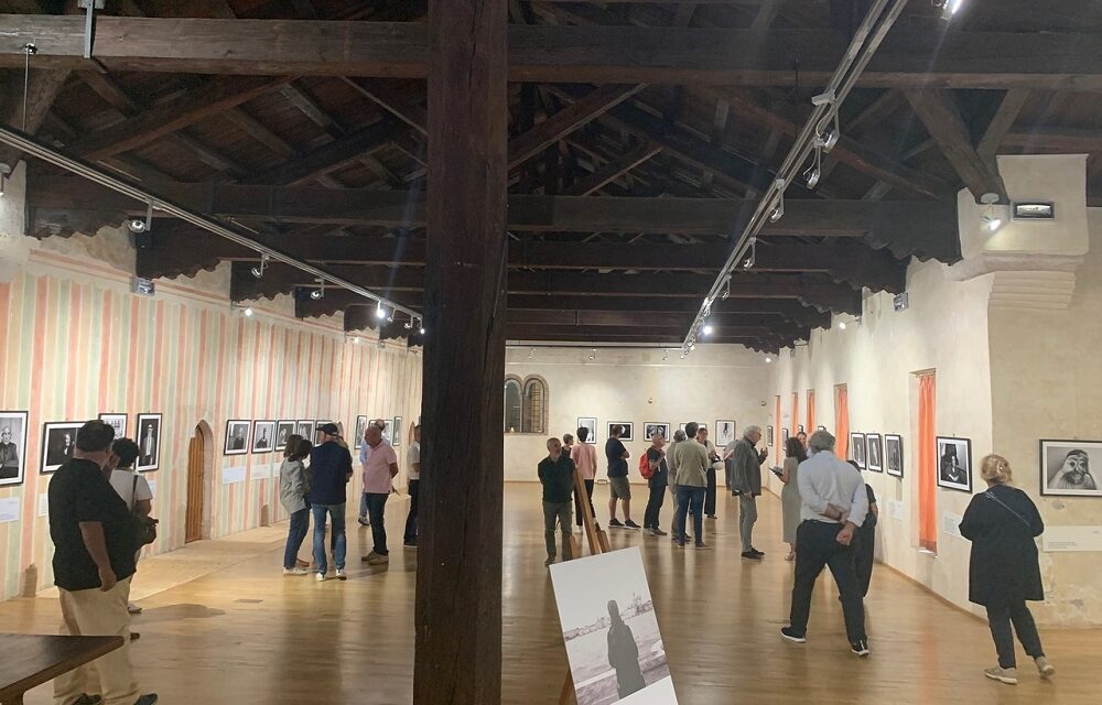 RITRATTI ELOQUENTI: FINO AL 12 OTTOBRE NEL SALONE ABBAZIALE DI SESTO AL REGHENA, LA MOSTRA FOTOGRAFICA CHE INTRECCIA LETTERATURA, CINEMA E MEMORIA