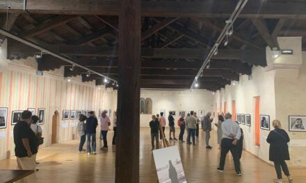 RITRATTI ELOQUENTI: FINO AL 12 OTTOBRE NEL SALONE ABBAZIALE DI SESTO AL REGHENA, LA MOSTRA FOTOGRAFICA CHE INTRECCIA LETTERATURA, CINEMA E MEMORIA