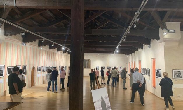 RITRATTI ELOQUENTI: FINO AL 12 OTTOBRE NEL SALONE ABBAZIALE DI SESTO AL REGHENA, LA MOSTRA FOTOGRAFICA CHE INTRECCIA LETTERATURA, CINEMA E MEMORIA