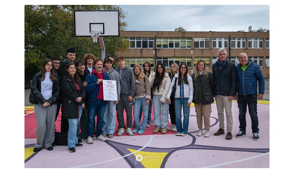 ALLA PRESENZA DELL’ASSESSORE ALLO SPORT, ELISA LODI E DELL’ASSESSORE ALL’EDUCAZIONE, MAURIZIO DE BLASIO, INAUGURATO ALL’ISTITUTO COMPRENSIVO ROLI IL NUOVO CAMPO DA BASKET, DECORATO DAGLI STUDENTI DEL MAX FABIANI, VINCITORI DELL’INIZIATIVA “WE LOVE SAFETY FVG”