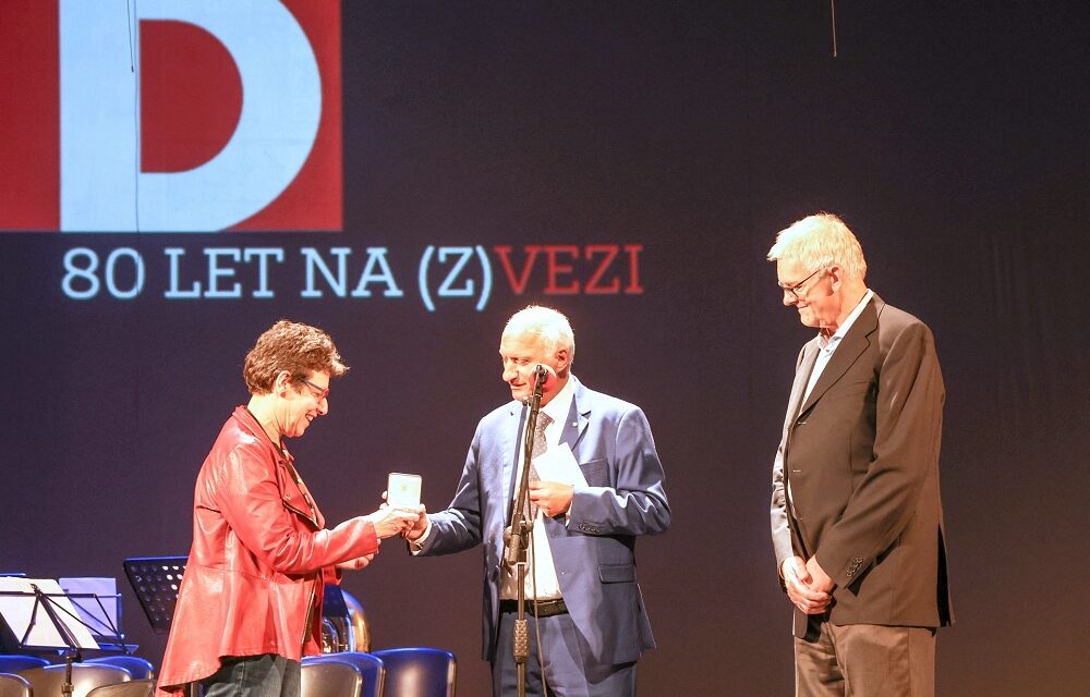 CONSEGNATA LA MEDAGLIA BRONZEA DEL COMUNE DI TRIESTE ALLA ZSKD (ZVEZA SLOVENSKIH KULTURNIH DRUŠTEV ETS) IN OCCASIONE DELL’80° ANNIVERSARIO DELLA FONDAZIONE