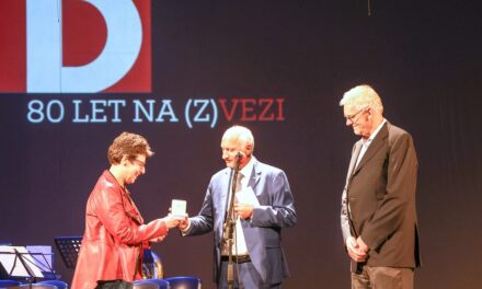 CONSEGNATA LA MEDAGLIA BRONZEA DEL COMUNE DI TRIESTE ALLA ZSKD (ZVEZA SLOVENSKIH KULTURNIH DRUŠTEV ETS) IN OCCASIONE DELL’80° ANNIVERSARIO DELLA FONDAZIONE