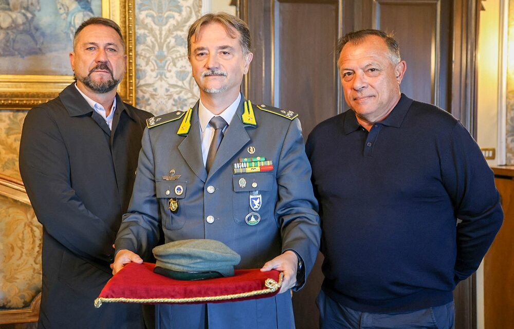 I NIPOTI DEL SOTTOBRIGADIERE GERARDO CAMPANA, DEPORTATO NEL 1945 NEL CAMPO DI BOROVNICA, HANNO DONATO ALLA GUARDIA DI FINANZA UN BERRETTO APPARTENUTO AL NONNO ALLA PRESENZA DEL SINDACO E DEL PRESIDENTE DEL CONSIGLIO COMUNALE