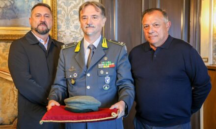 I NIPOTI DEL SOTTOBRIGADIERE GERARDO CAMPANA, DEPORTATO NEL 1945 NEL CAMPO DI BOROVNICA, HANNO DONATO ALLA GUARDIA DI FINANZA UN BERRETTO APPARTENUTO AL NONNO ALLA PRESENZA DEL SINDACO E DEL PRESIDENTE DEL CONSIGLIO COMUNALE