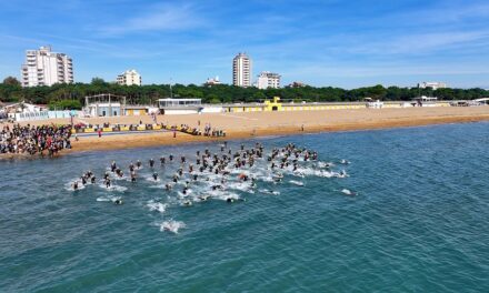 LIGNANO INTERNATIONAL TRIATHLON 2025: BOOM DI PARTECIPANTI (+50%) E TRIONFO DEGLI ATLETI FRIULANI