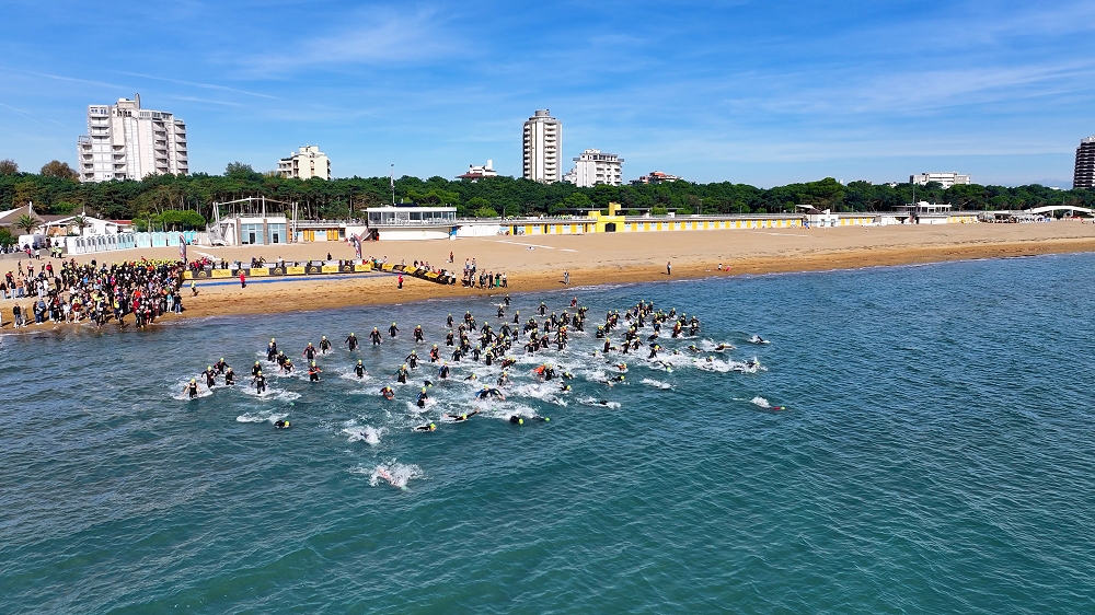 LIGNANO INTERNATIONAL TRIATHLON 2025: BOOM DI PARTECIPANTI (+50%) E TRIONFO DEGLI ATLETI FRIULANI