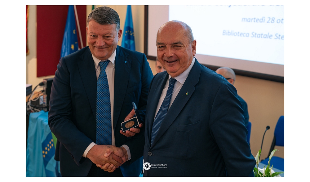 IL SINDACO HA CONFERITO LA MEDAGLIA BRONZEA ALLA CAMERA CONFEDERALE DEL LAVORO – UIL TRIESTE IN OCCASIONE DELL’80º ANNIVERSARIO DELLA SUA FONDAZIONE