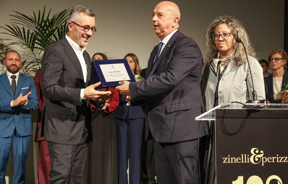 LA TARGA DEL COMUNE DI TRIESTE ALL’AZIENDA ZINELLI & PERIZZI NEL SUO CENTESIMO ANNIVERSARIO