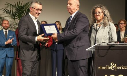 LA TARGA DEL COMUNE DI TRIESTE ALL’AZIENDA ZINELLI & PERIZZI NEL SUO CENTESIMO ANNIVERSARIO