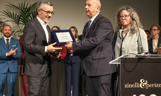 LA TARGA DEL COMUNE DI TRIESTE ALL’AZIENDA ZINELLI & PERIZZI NEL SUO CENTESIMO ANNIVERSARIO