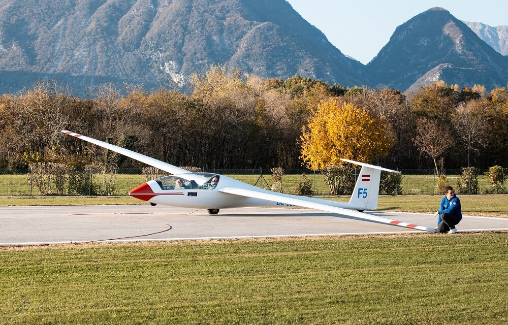 Dai banchi di scuola alla cabina di pilotaggio: gli studenti dell’Istituto Nautico di Trieste provano il volo in aliante all’Aviosuperficie AVRO