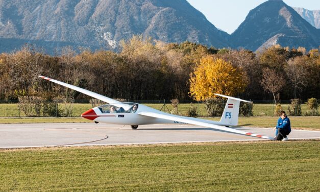 Dai banchi di scuola alla cabina di pilotaggio: gli studenti dell’Istituto Nautico di Trieste provano il volo in aliante all’Aviosuperficie AVRO