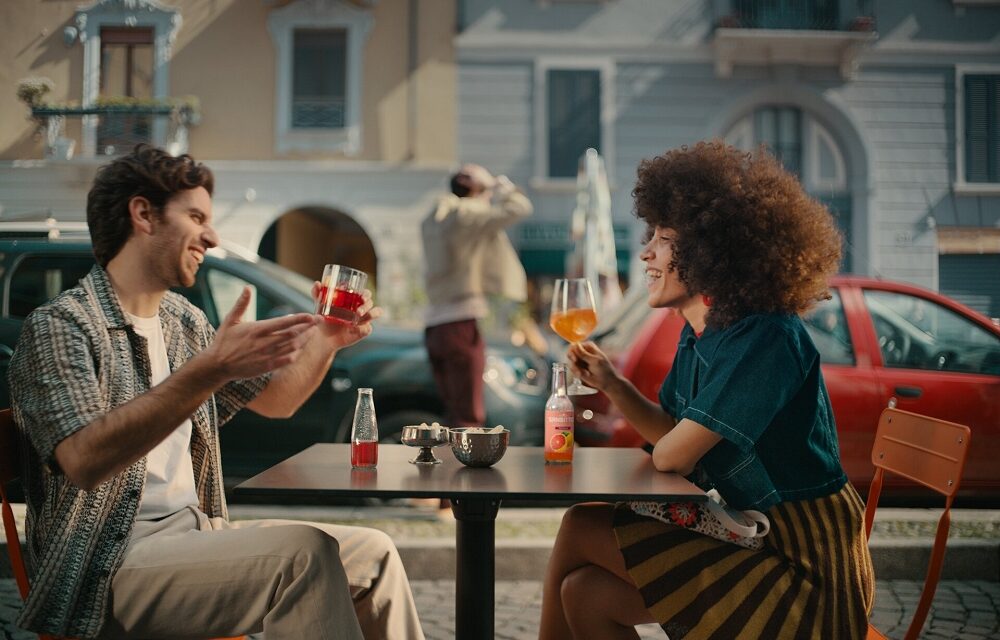 CONSUMI, L’APERITIVO È UN MUST PER OLTRE 4 ITALIANI SU 10 (41%): DAL CALCIO ALLA POLITICA, ECCO LA TOP 10 DEGLI ARGOMENTI PIÙ CHIACCHIERATI 