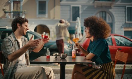 CONSUMI, L’APERITIVO È UN MUST PER OLTRE 4 ITALIANI SU 10 (41%): DAL CALCIO ALLA POLITICA, ECCO LA TOP 10 DEGLI ARGOMENTI PIÙ CHIACCHIERATI 