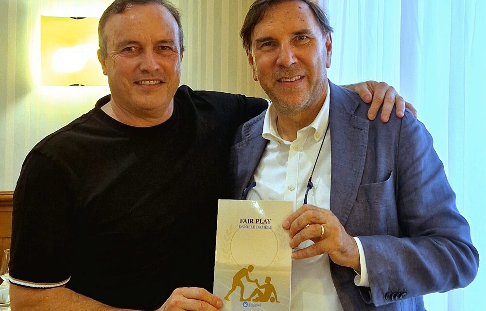 Il libro di Damele Fair Play donato ad Abel Balbo