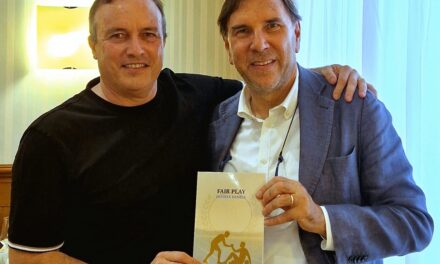 Il libro di Damele Fair Play donato ad Abel Balbo