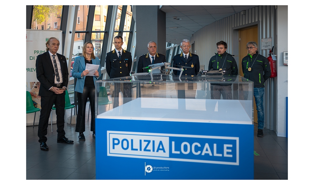 L’ASSESSORE ALLE POLITICHE DELLA SICUREZZA CITTADINA, CATERINA DE GAVARDO PRESENTA IL PRIMO DRONE DELLA POLIZIA LOCALE