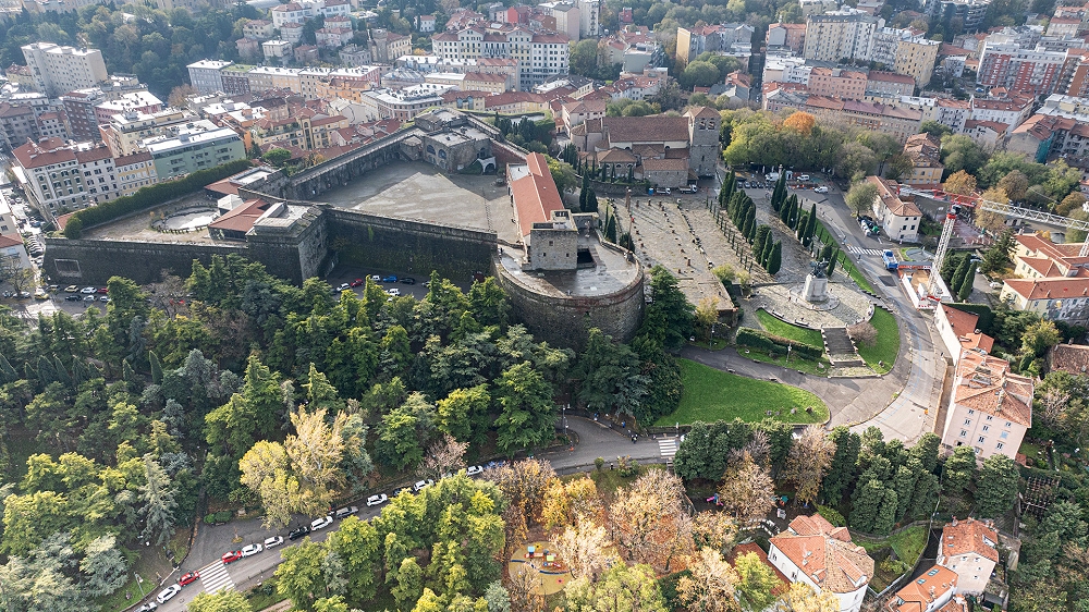 RICORDATO GABRIELE FOSCHIATTI: DEPOSTA UNA CORONA SULLA TARGA NEL PARCO DELLA RIMEMBRANZA SUL COLLE DI SAN GIUSTO