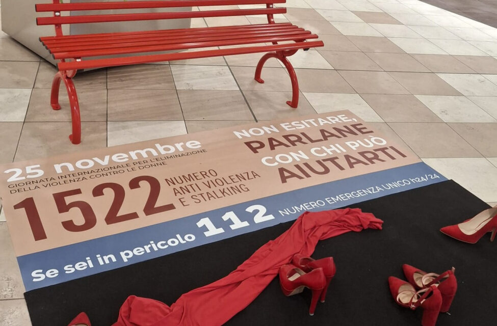 IL NUMERO ANTIVIOLENZA “AI PIEDI” DI TUTTE LE DONNE:IL CENTRO COMMERCIALE PANORAMA DI VILLORBA INSTALLA NELLA GALLERIA UN ADESIVO CALPESTABILE PERMANENTE