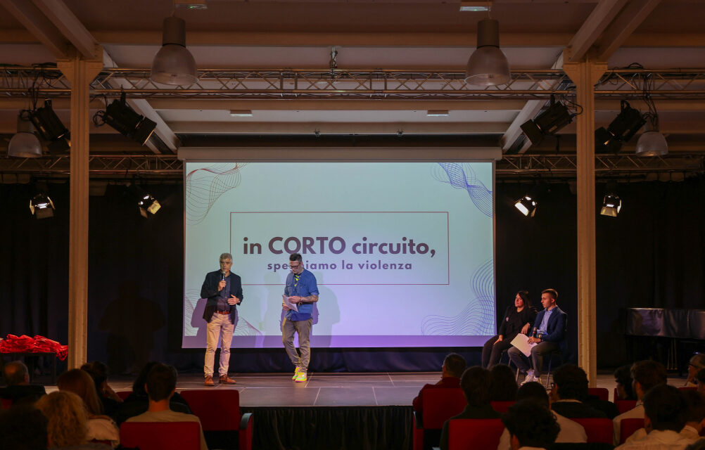 PREMIATI IN SALA LUTTAZZI ALLA PRESENZA DELL’ASSESSORE DE BLASIO I VINCITORI DELL’INIZIATIVA NELLE SCUOLE DELLA COMMISSIONE PARI OPPORTUNITÀ DEL COMUNE DI TRIESTE “IN CORTO CIRCUITO, SPEGNIAMO LA VIOLENZA”