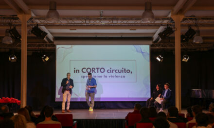 PREMIATI IN SALA LUTTAZZI ALLA PRESENZA DELL’ASSESSORE DE BLASIO I VINCITORI DELL’INIZIATIVA NELLE SCUOLE DELLA COMMISSIONE PARI OPPORTUNITÀ DEL COMUNE DI TRIESTE “IN CORTO CIRCUITO, SPEGNIAMO LA VIOLENZA”