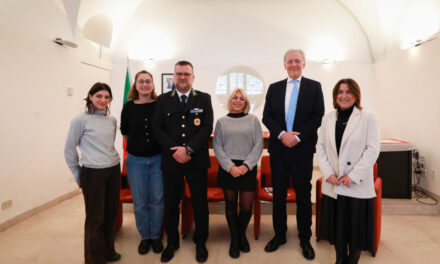 PRESENTATO LO SPETTACOLO TEATRALE “UNO STRAPPO” IN PROGRAMMA VENERDÌ 28 NOVEMBRE ALLE ORE 10.30 AL TEATRO ROSSETTI: UN PROGETTO DESTINATO ALLE SCUOLE SECONDARIE DI SECONDO GRADO RIVOLTO A CONTRASTARE IL DISAGIO E LA VIOLENZA IN TUTTE LE SUE DECLINAZIONI