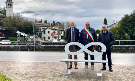 STEELOSA® RAGGIUNGE I CONFINI DELLA PENISOLA: LA PANCHINA SIMBOLO DEL RICICLO CONSAPEVOLE DELL’ACCIAIO ARRIVA A SAGRADO