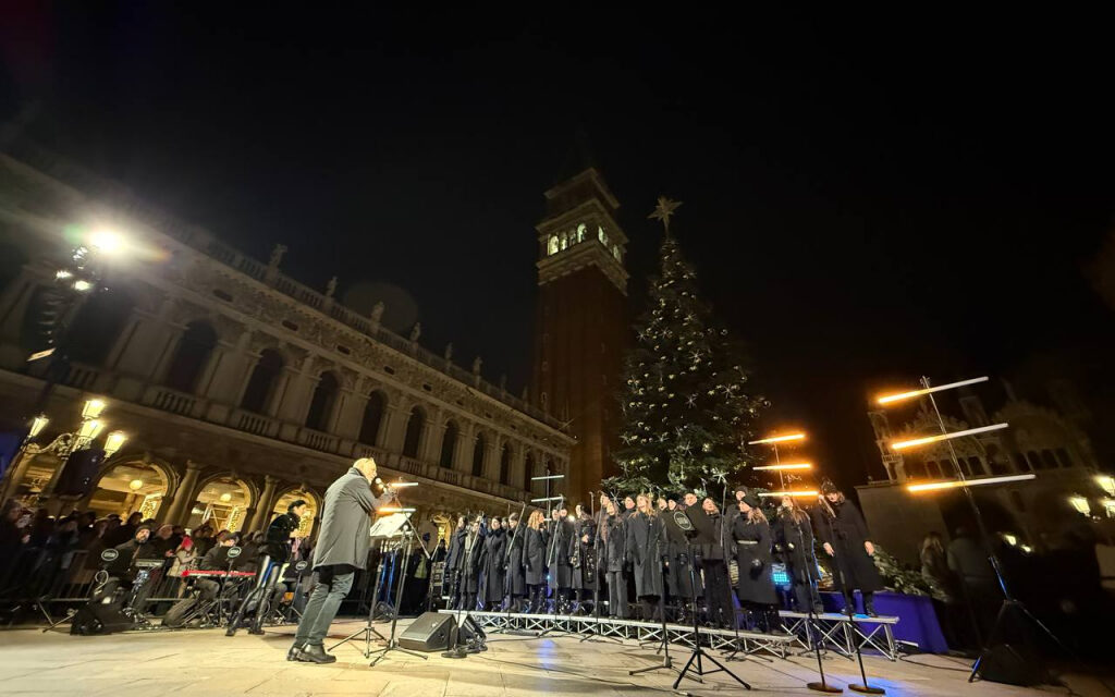“Venezia. It’s Christmas Time”:Piazza San Marco risplende tra luci, albero e lampadari di Murano