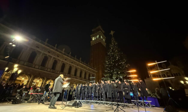 “Venezia. It’s Christmas Time”:Piazza San Marco risplende tra luci, albero e lampadari di Murano