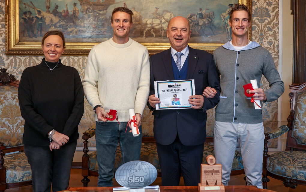 IL SINDACO E L’ASSESSORE ALLO SPORT HANNO CONFERITO UN RICONOSCIMENTO AI TRIATLETI ANDREA E MORENO MAURI