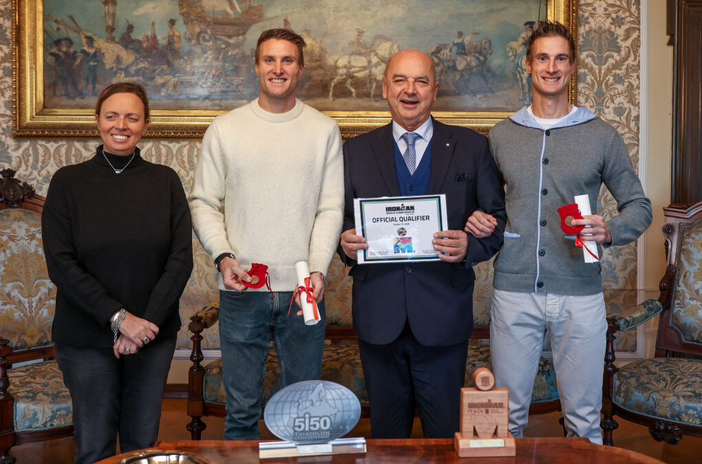 IL SINDACO E L’ASSESSORE ALLO SPORT HANNO CONFERITO UN RICONOSCIMENTO AI TRIATLETI ANDREA E MORENO MAURI