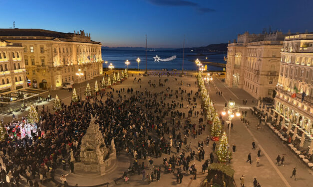 TRIESTE HA ACCESO IL NATALE: IN PIAZZA UNITÀ I CORI E LA CERIMONIA DELLE LUCI ALLA PRESENZA DELLE AUTORITÀ