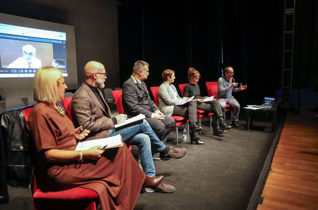 SI È SVOLTA AL TEATRO ROSSETTI, ALL’INTERNO DEL PROGETTO DESTINATO ALLE SCUOLE SECONDARIE DI SECONDO GRADO RIVOLTO A CONTRASTARE IL DISAGIO E LA VIOLENZA IN TUTTE LE SUE DECLINAZIONI, LA TAVOLA ROTONDA DINAMICA: COMPRENDERE E GESTIRE LA VIOLENZA GIOVANILE