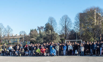 A UDINE cento studenti delle medie piantano il futuro nel cortile della scuola