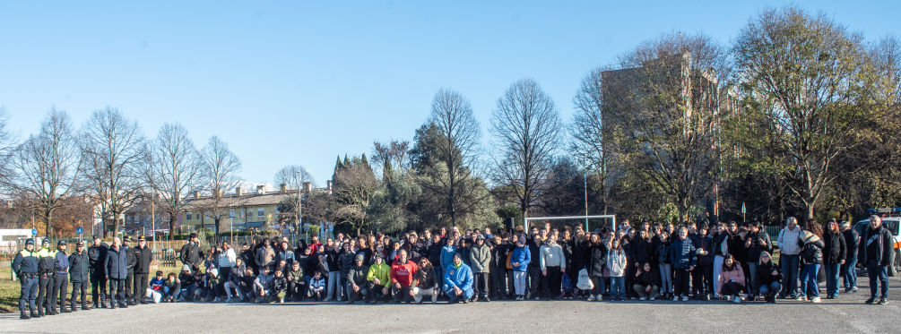 A UDINE cento studenti delle medie piantano il futuro nel cortile della scuola