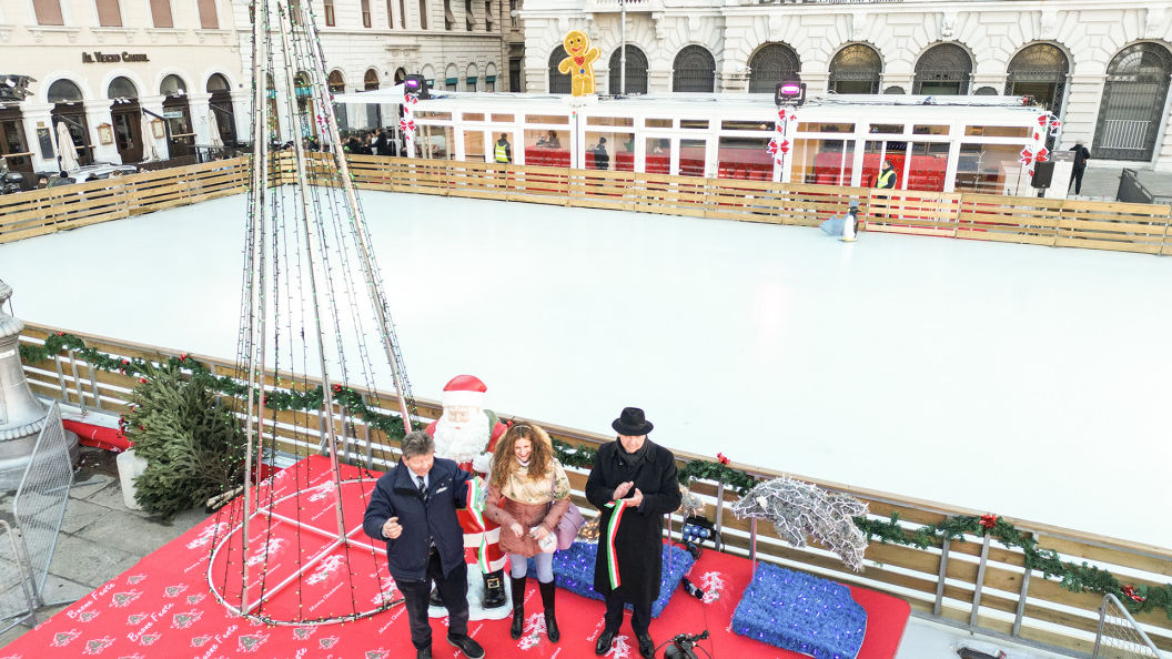 INAUGURATE DAL SINDACO DIPIAZZA LA PISTA DI PATTINAGGIO SUL GHIACCIO APERTA FINO ALL’11 GENNAIO 2026 IN PIAZZA PONTEROSSO E LA TRADIZIONALE FIERA DI SAN NICOLÒ, CHE SARÀ ALLESTITA FINO A DOMENICA 7 DICEMBRE NELL’AREA PEDONALE DI VIALE XX SETTEMBRE