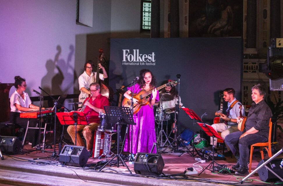 Si apre ufficialmente il bando per l’edizione 2026 di Folkest Showcase-Upbeat: la sezione di Folkest dedicata agli artisti emergenti internazionali